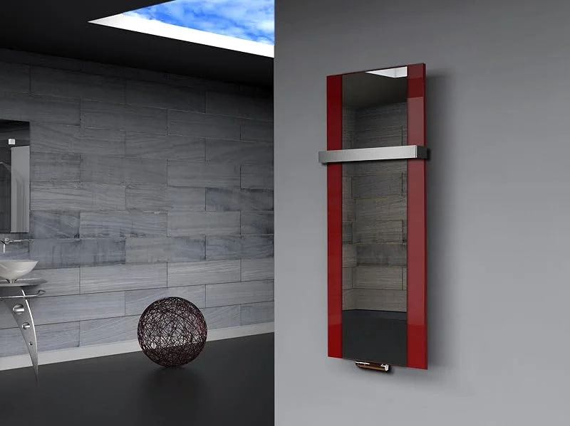 Badheizkörper Singapur (Spiegelglas) 120x47cm, 799 Watt, rot, Spiegel + 1 Handtuchhalter (50mm) (Marke: Szagato) Made in Germany, Top-verarbeiteter Bad Wohnraum-Heizkörper (Mittelanschluss Echtglas) — Heizung Warmepumpe